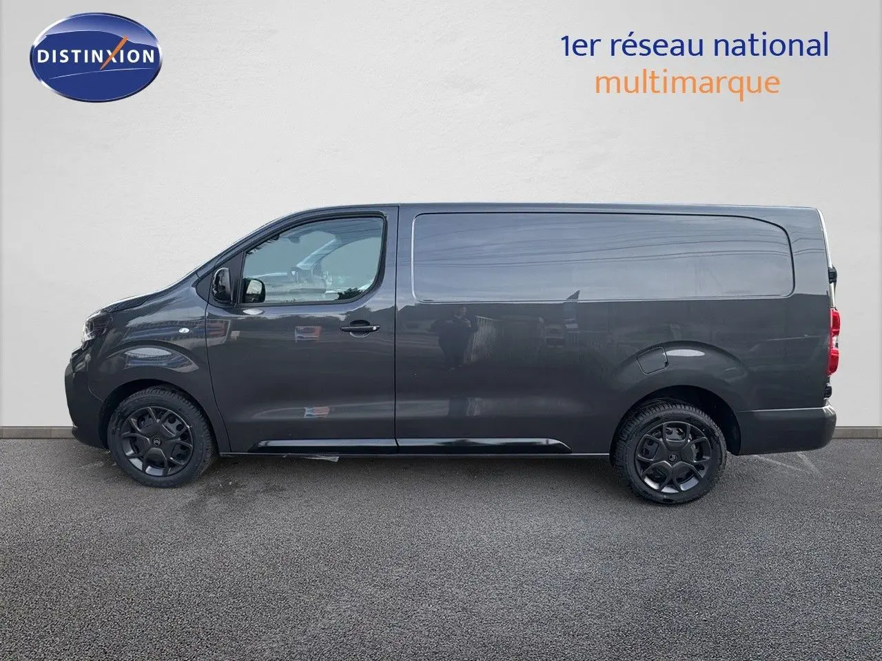 Profil côté gauche du Citroën Jumpy Fourgon XL gris titane métallisé, avec ses jantes noires et porte latérale coulissante.