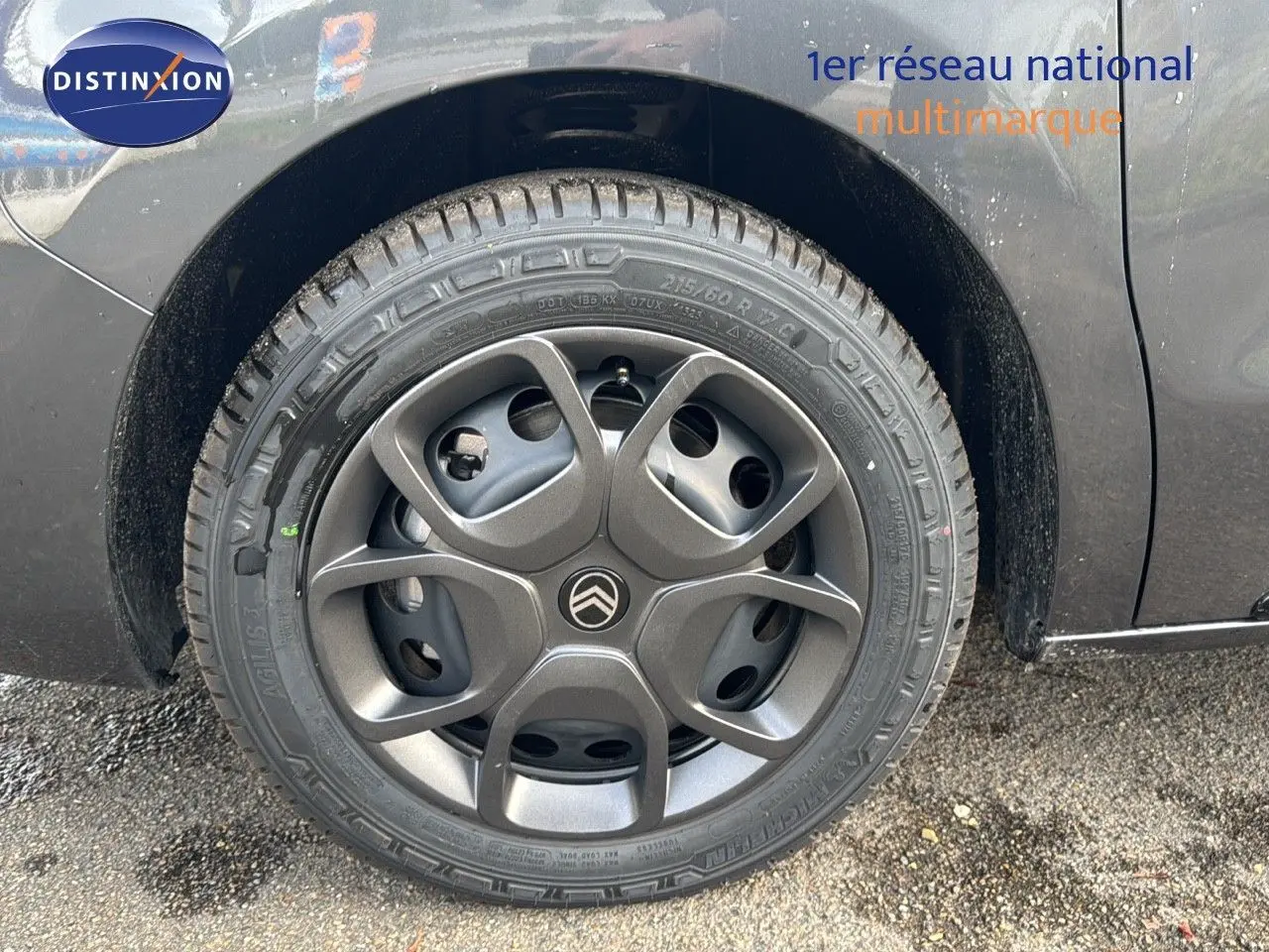 Gros plan sur la roue avant droite gris titane métal du Citroën Jumpy Fourgon XL 2025 avec jante spécifique.