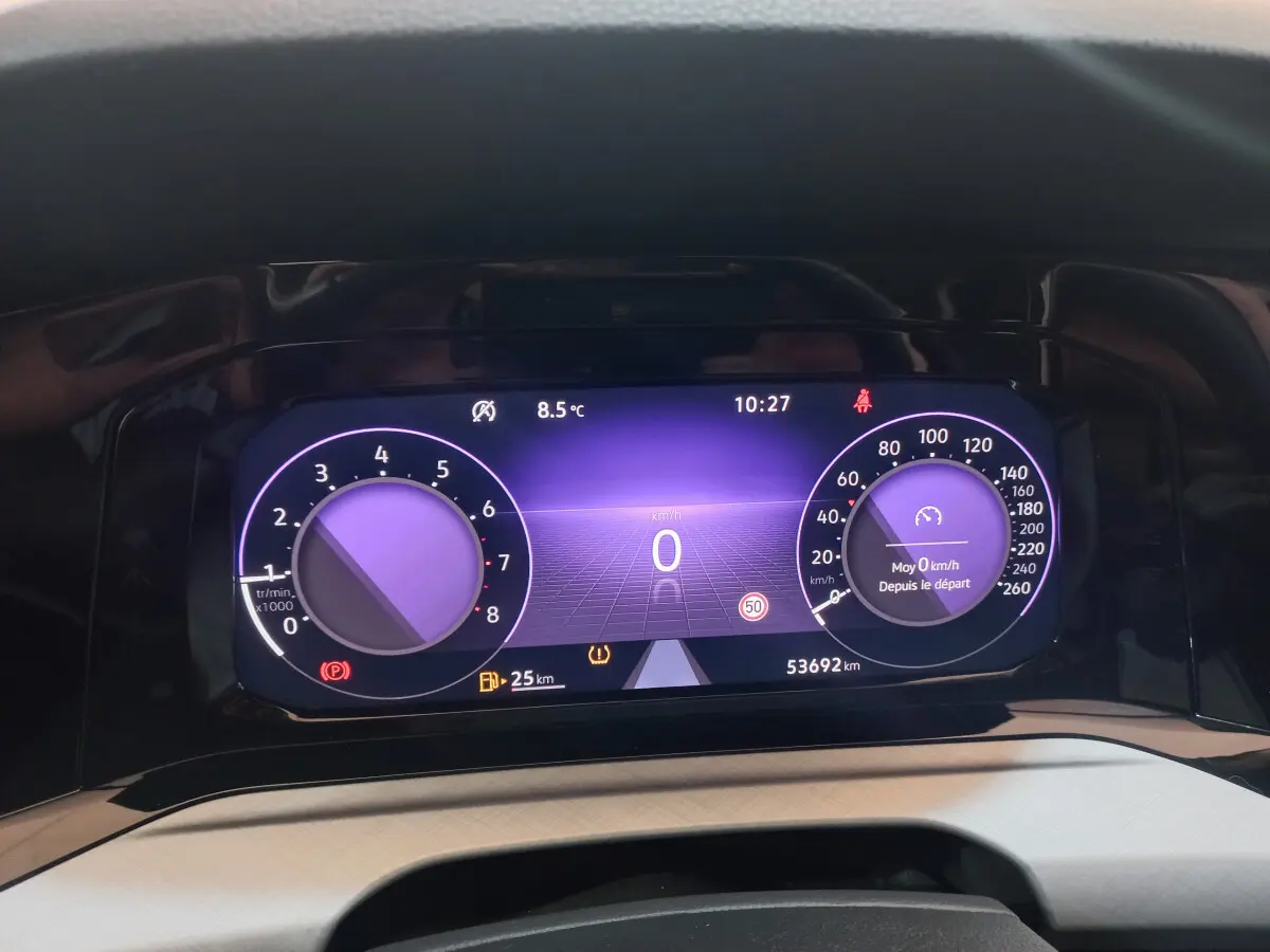 Affichage numérique du tableau de bord de la Volkswagen Golf 2022, avec compte-tours et vitesse à zéro.