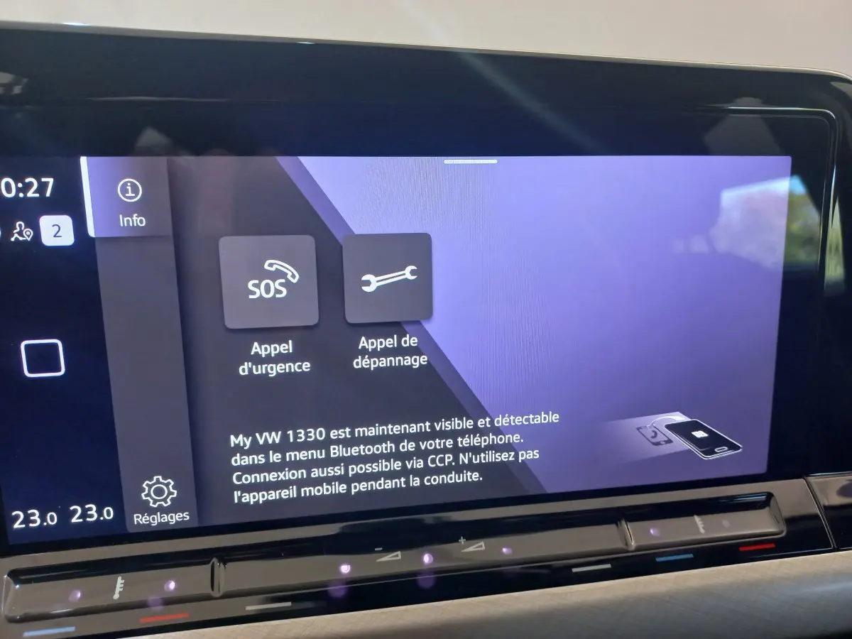 Écran tactile central de la Volkswagen Golf 2022 affichant les options d'appel d'urgence et dépannage.
