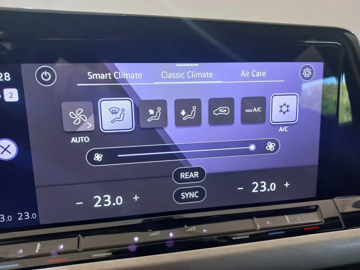 Écran tactile central de la Volkswagen Golf 2022 affichant les réglages de climatisation à 23°C en mode automatique.