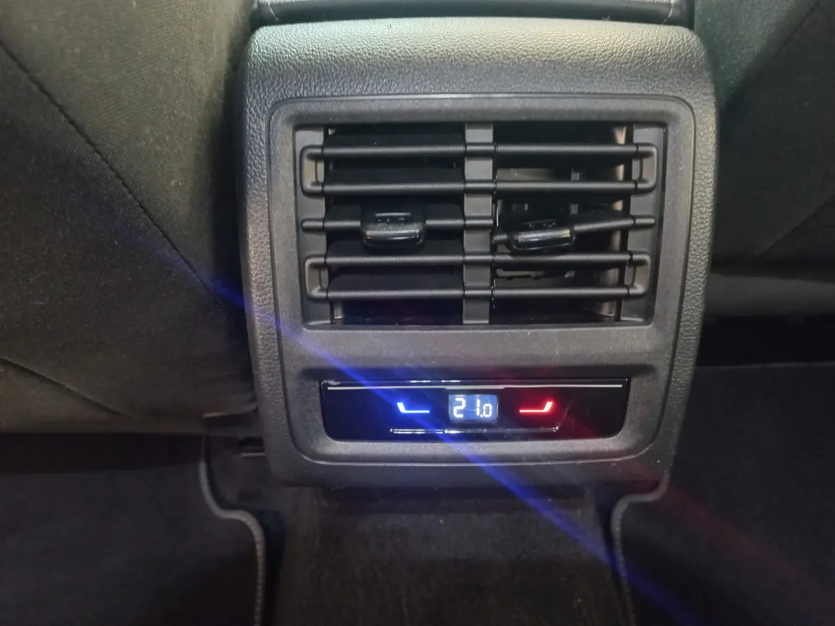 Détail de la commande de climatisation arrière digitale avec diffuseurs d'air noirs dans une Volkswagen Golf bleu 2022.