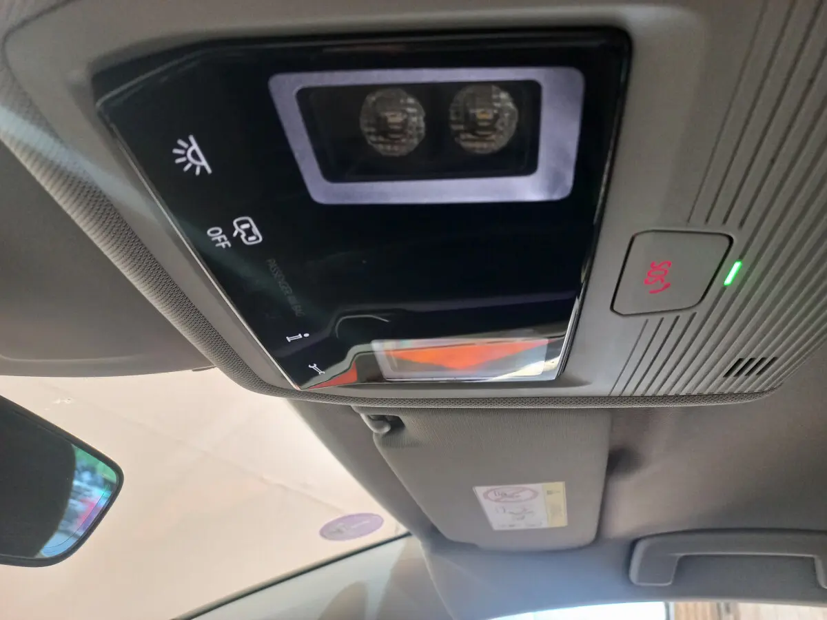 Vue intérieure du plafonnier avec bouton SOS rouge et éclairage LED dans une Volkswagen Golf bleue 2022