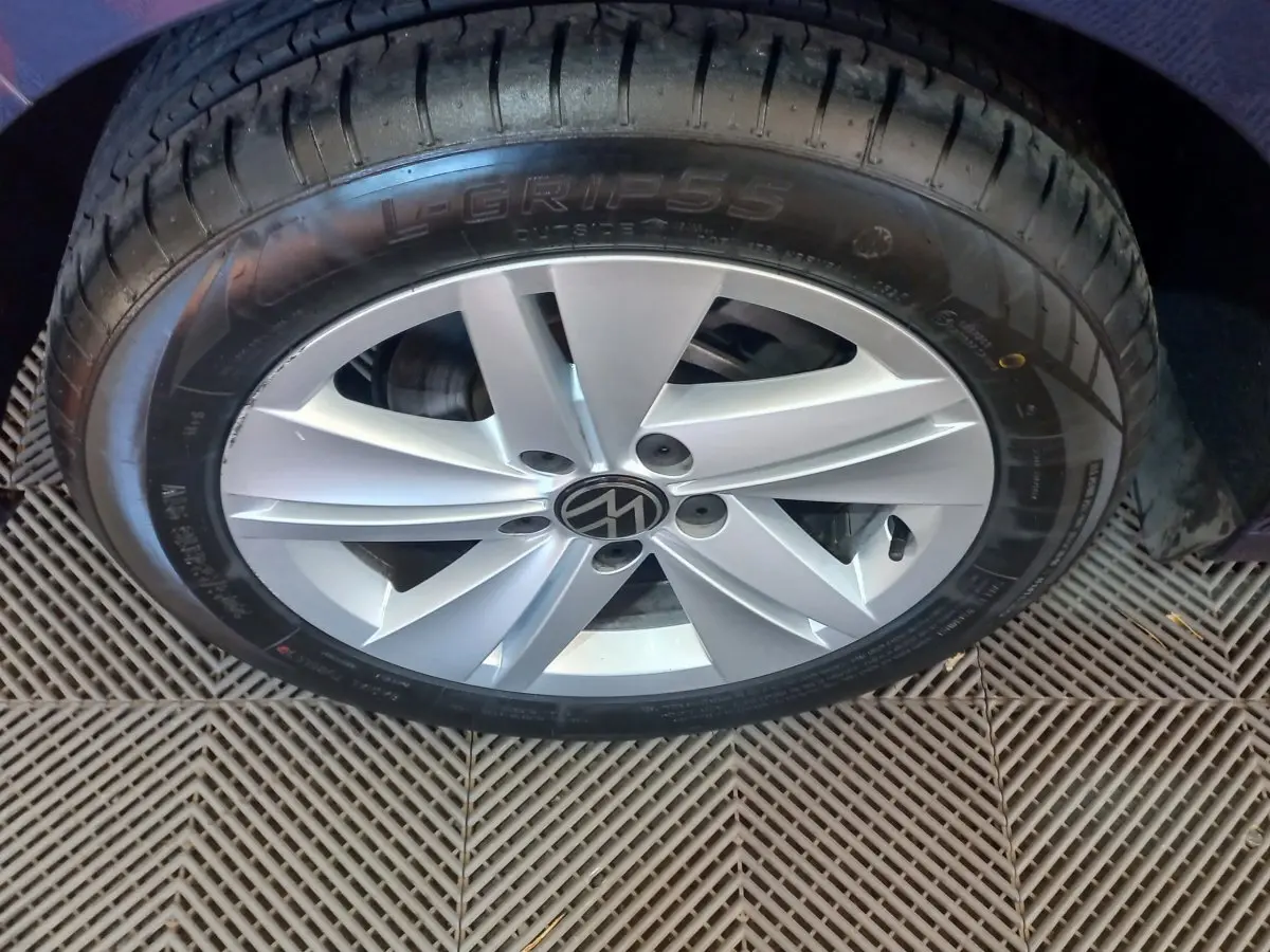 Gros plan sur la roue avant droite de la Volkswagen Golf bleu, mettant en valeur la jante argentée et le pneu L-Grip55.