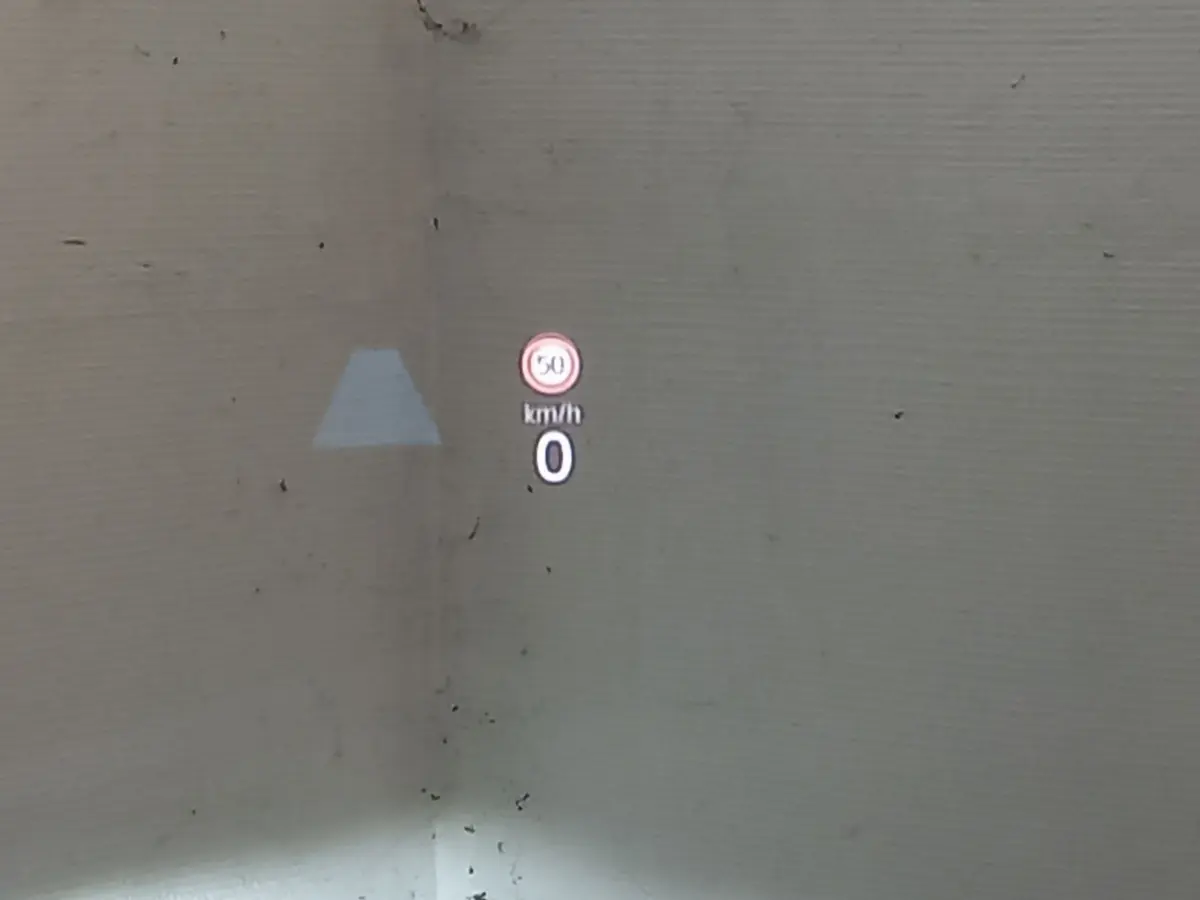 Affichage tête haute montrant la limitation à 50 km/h et vitesse 0 sur Volkswagen Golf bleu 2022.