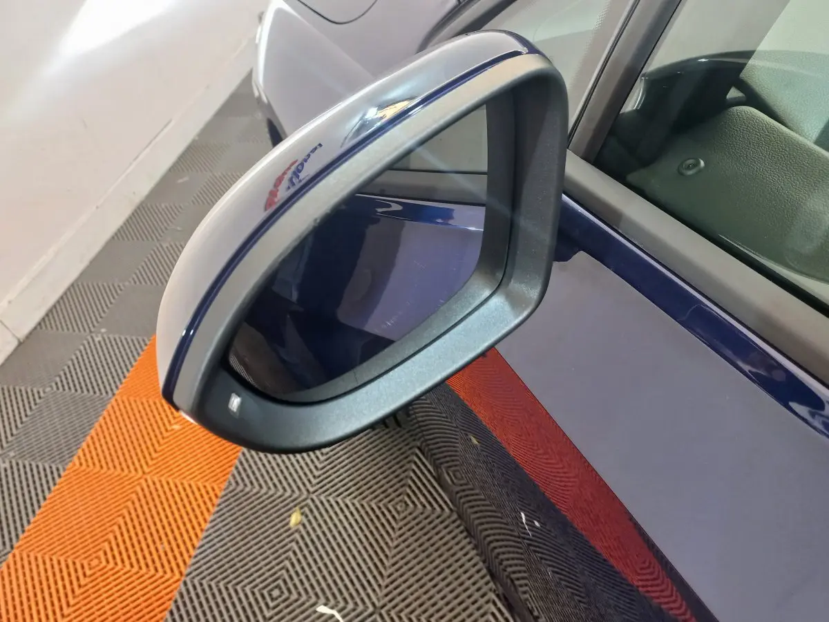 Rétroviseur extérieur côté gauche bleu de la Volkswagen Golf 1.5 ETSI 2022 avec logo R-Line visible.