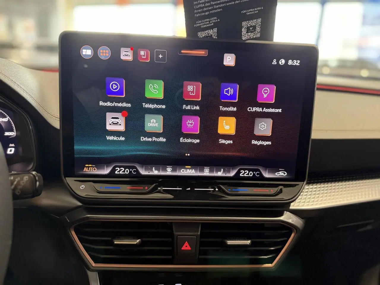 Écran tactile central du tableau de bord du CUPRA Formentor 2.0 TDI noir, avec commandes climatisation et multimédia visibles.