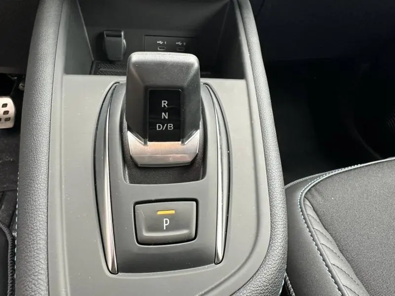 Le levier de vitesses automatique du Renault Captur 1.8 E-Tech gris Cassiopée/Noir Étoilé en gros plan intérieur.