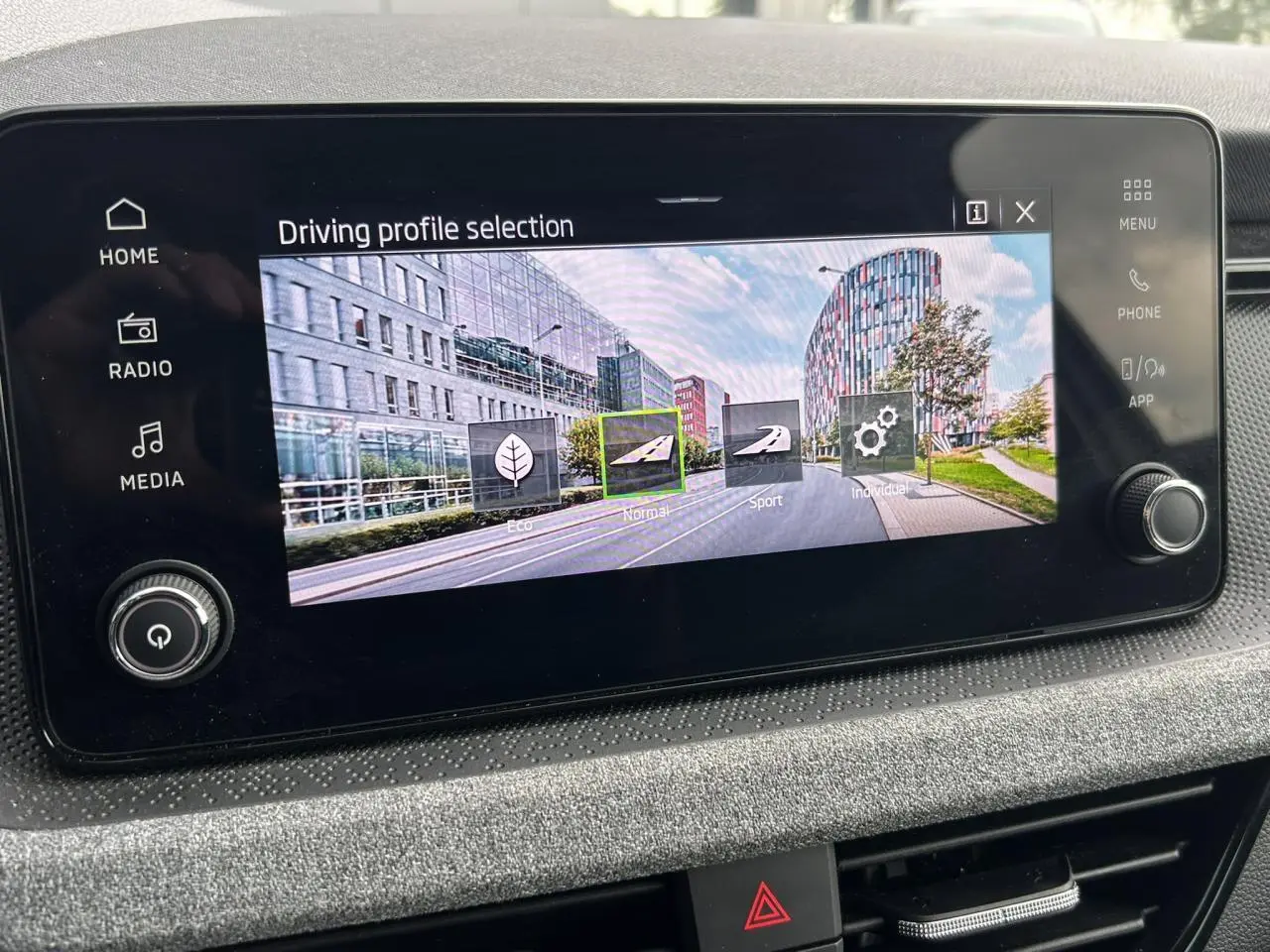 Écran tactile central de la Skoda Scala TSI 116 DSG7 Sélection affichant la sélection de mode de conduite.