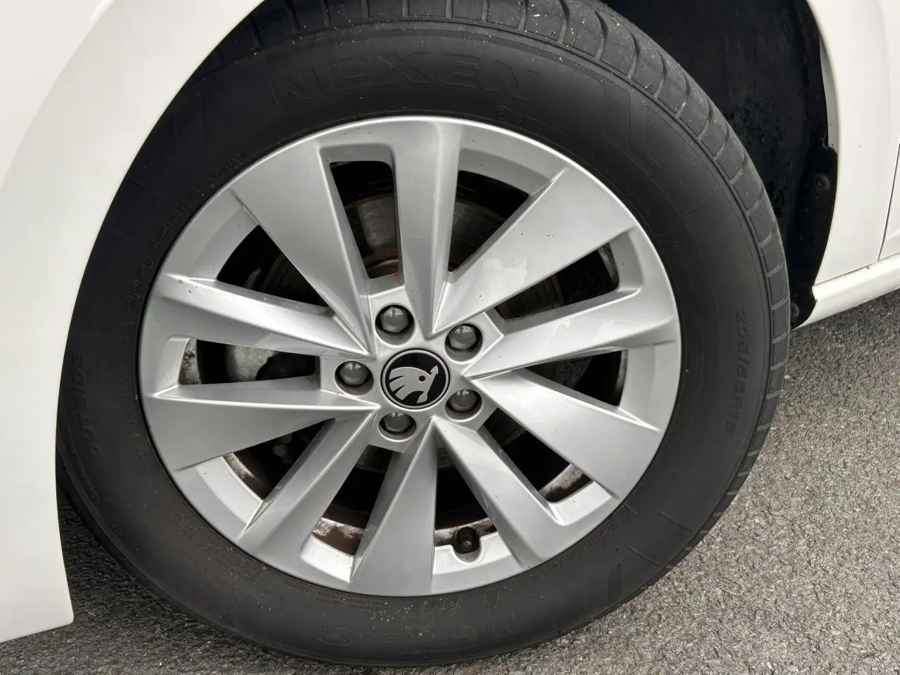 Gros plan sur la jante alliage 16 pouces Cortadero Aero argentée d'une Skoda Scala blanc Candy, roue avant droite.
