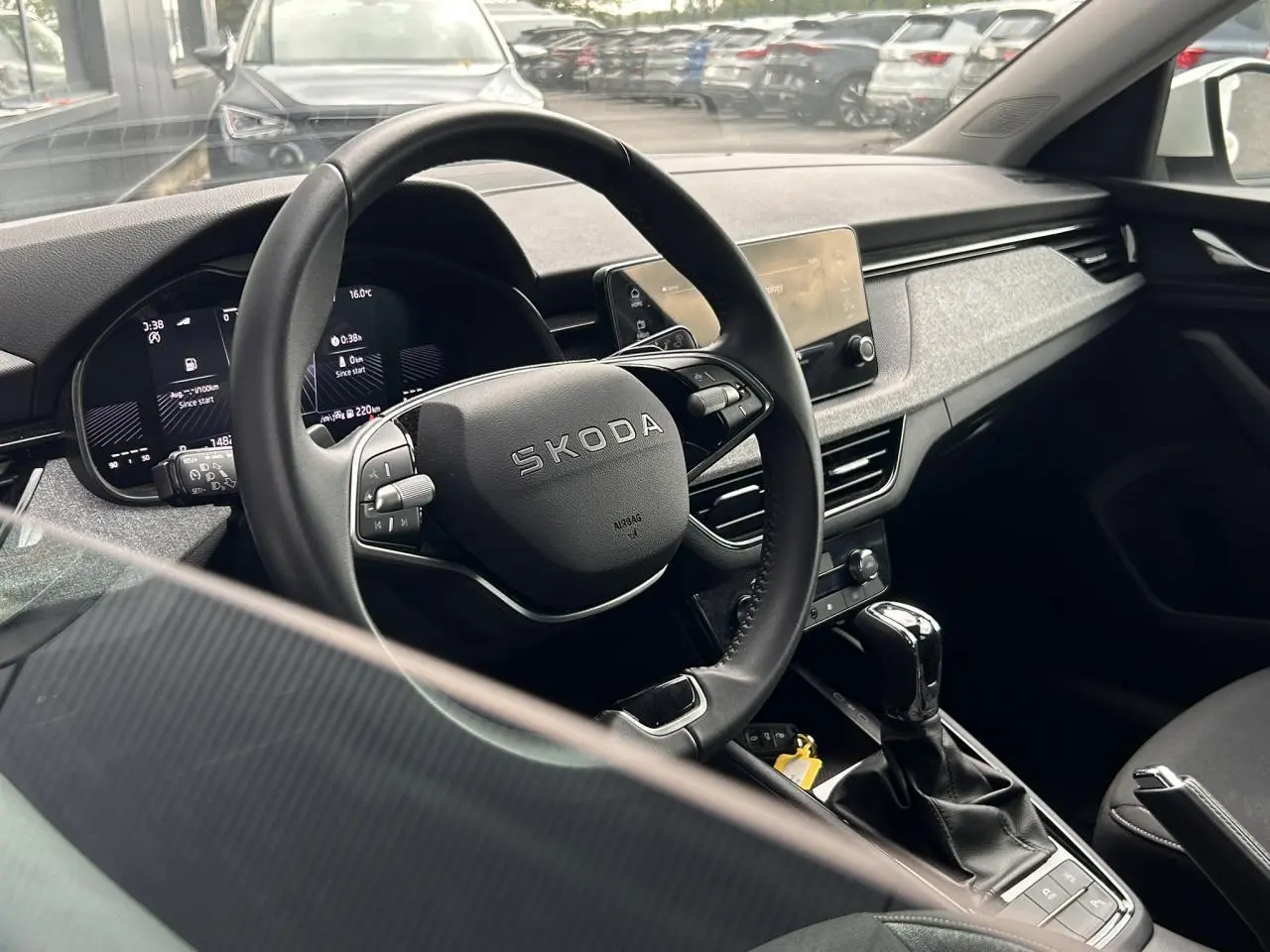 Vue intérieure côté conducteur du tableau de bord et volant cuir noir de la Skoda Scala TSI 116 DSG7 2025.