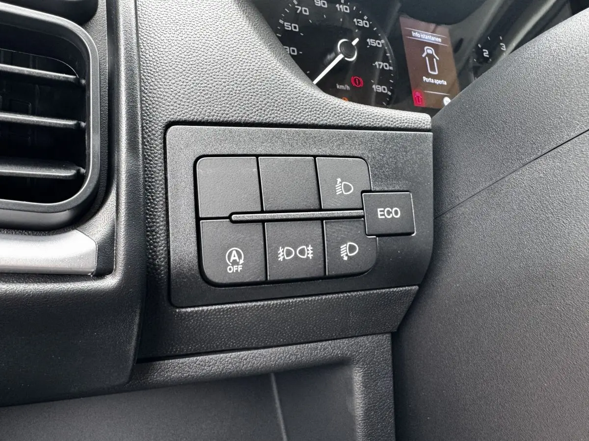 Gros plan sur les commandes noires du tableau de bord côté conducteur du Peugeot Boxer Fourgon blanc, avec affichage du compteur partiel.