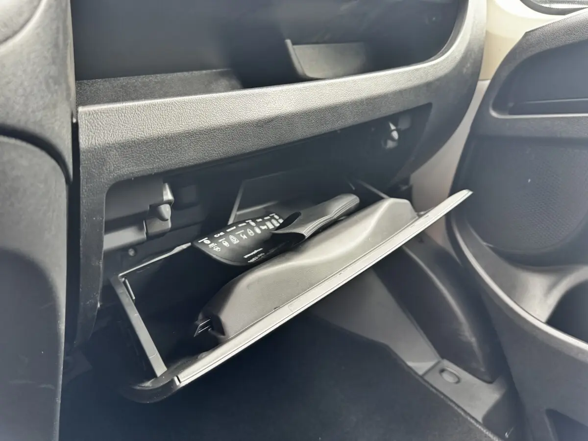 Vue intérieure du coffre à gants ouvert côté passager du Peugeot Boxer Fourgon blanc, avec manuel visible.