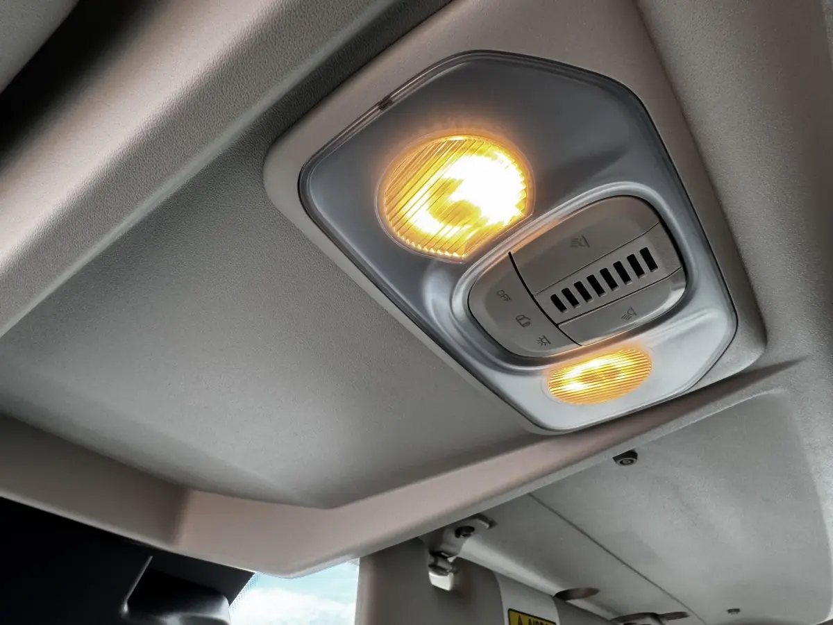 Plafonnier intérieur allumé avec commandes de lumière, vue du plafond du Peugeot Boxer Fourgon blanc 2026.