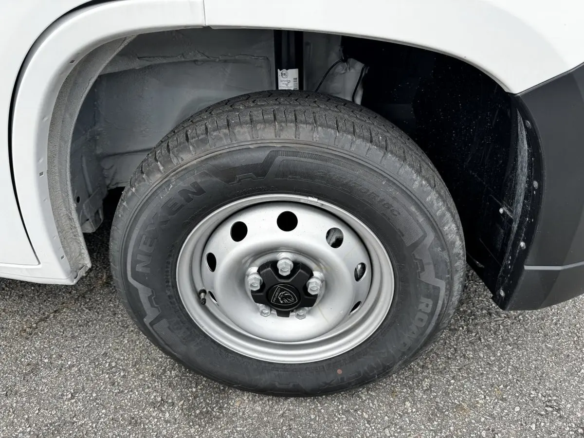 Gros plan sur la roue avant droite du Peugeot Boxer Fourgon blanc, avec jante acier et pneu Nexen visible.