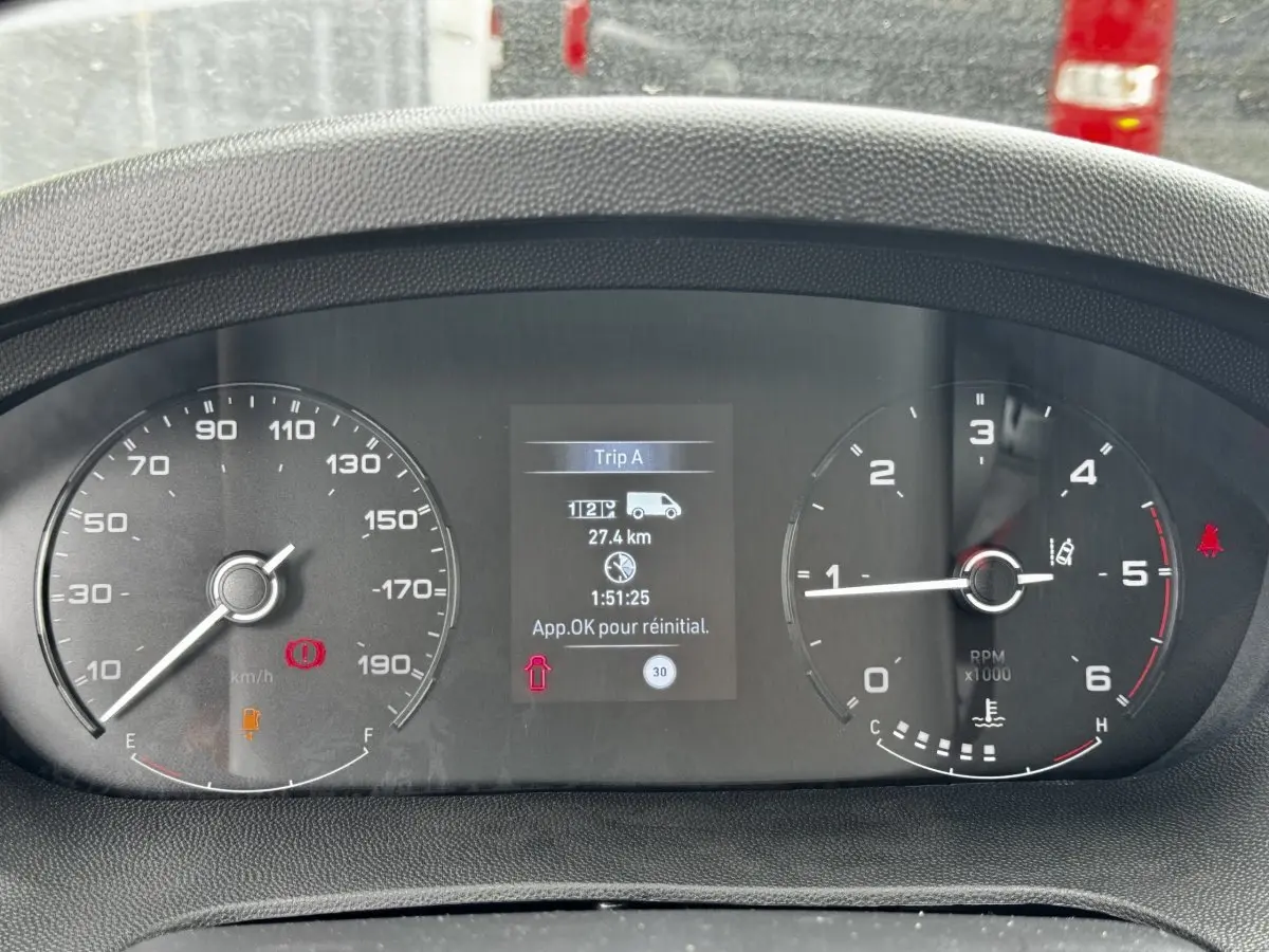 Gros plan sur le combiné d'instruments du Peugeot Boxer Fourgon 2026, affichage digital et compte-tours visibles.