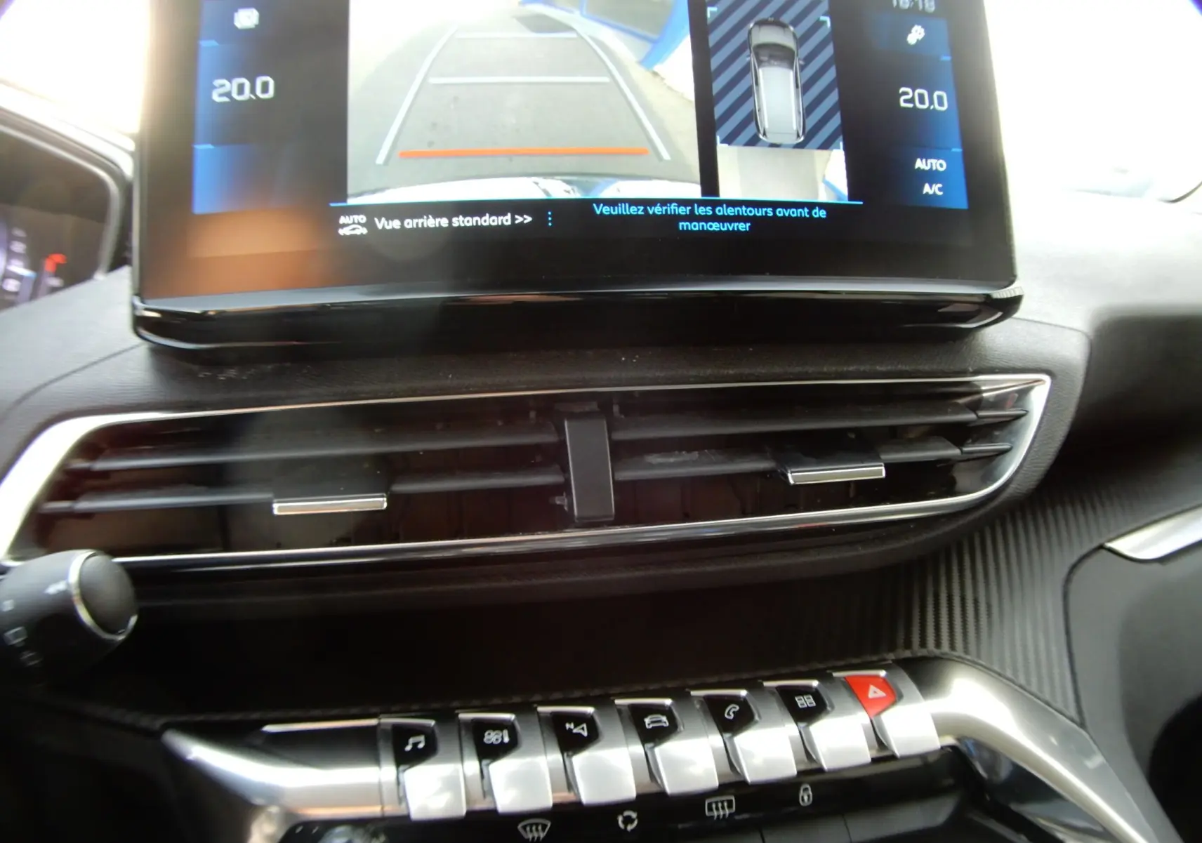 Vue rapprochée de la console centrale du Peugeot 5008 blanc nacré 2021, avec écran tactile et commandes piano.