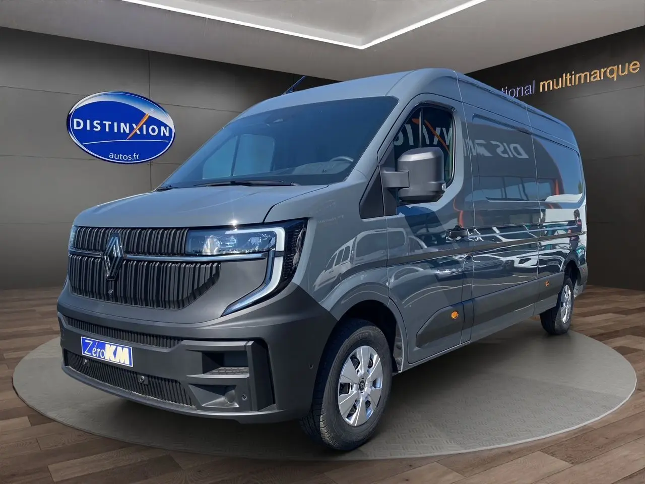 Renault Master Nouveau gris urbain vu en 3/4 avant droit avec calandre noire et jantes argentées.