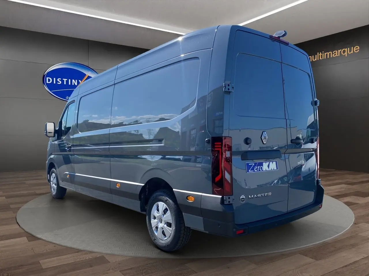 Vue 3/4 arrière droite du Renault Master 2025 gris urbain avec portes arrière tôlées ouvertes à 270°