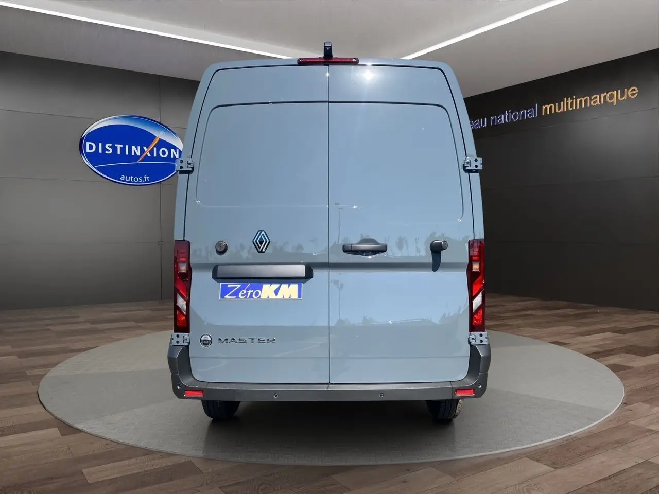 Vue arrière du Renault Master gris urbain 2025 avec portes tôlées et feux arrière verticaux distinctifs.