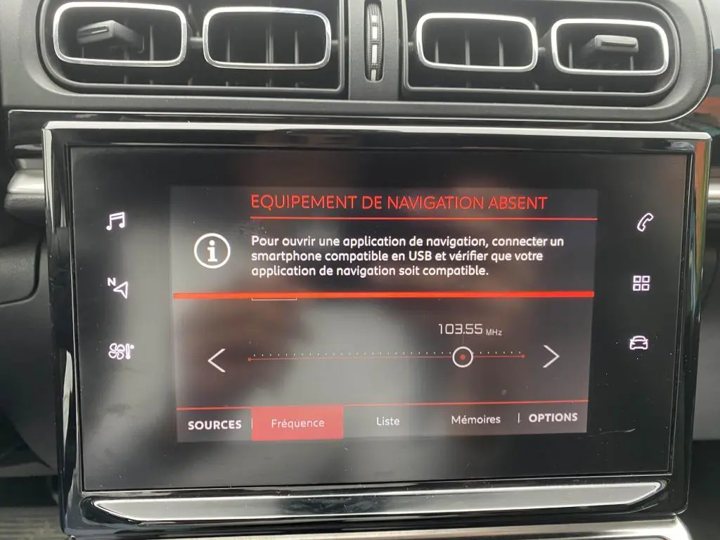 Écran tactile central de la Citroën C3 2023 affichant un message d'absence d'équipement de navigation.