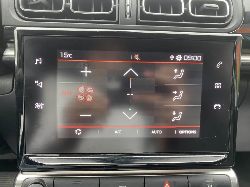 Écran tactile central de la Citroën C3 2023 affichant les commandes de climatisation et de navigation.