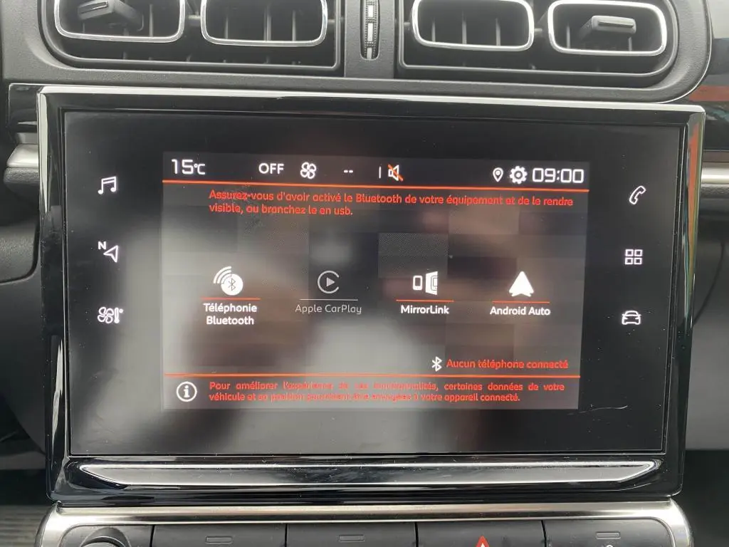 Écran tactile central du tableau de bord de la Citroën C3 2023, affichant les options Bluetooth et Android Auto.