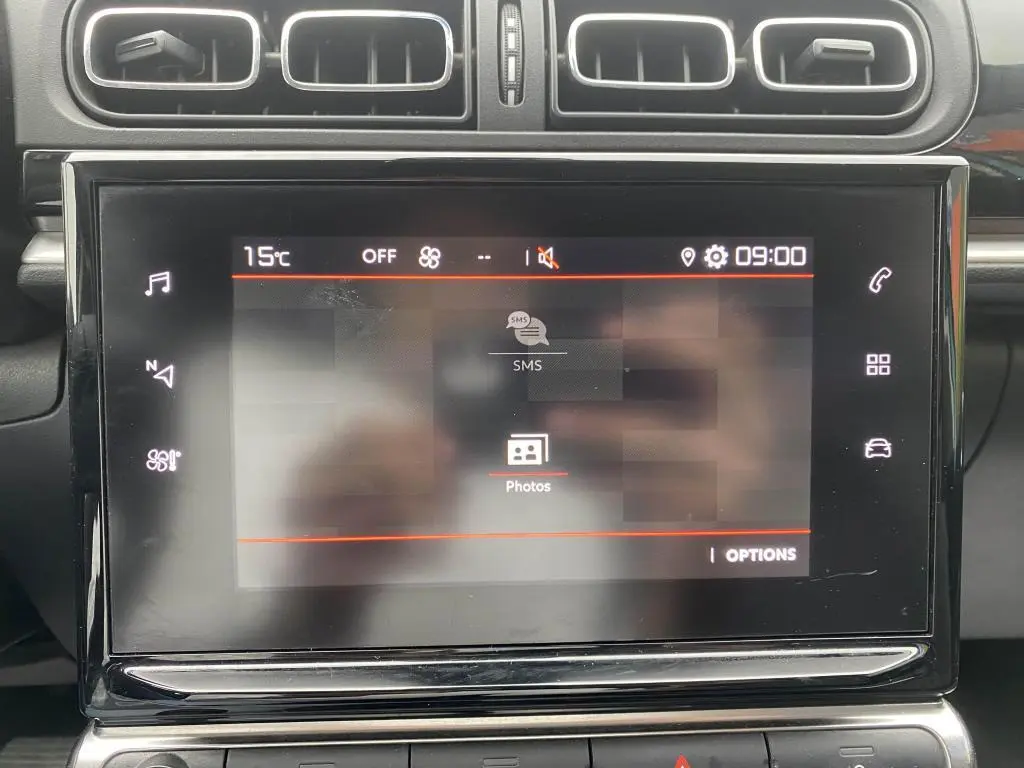 Écran tactile central de la Citroën C3 2023 Spring Azul avec interface MyCitroën Drive affichant SMS et photos.