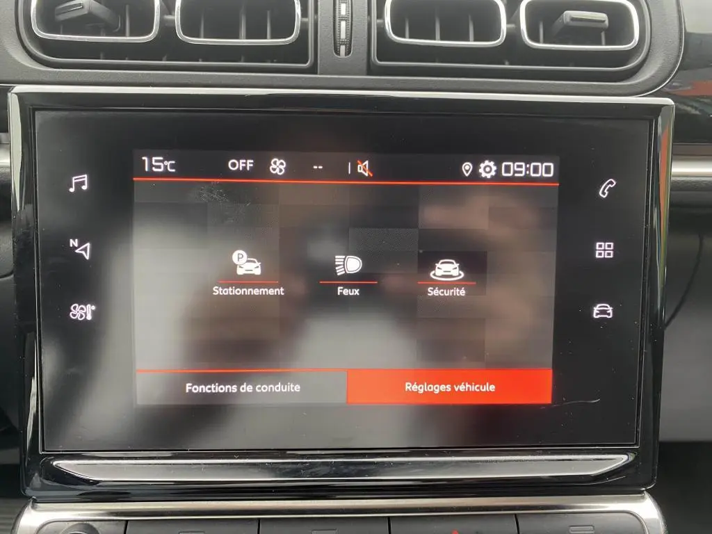 Écran tactile central de la Citroën C3 2023 affichant les réglages véhicule avec options stationnement, feux et sécurité.