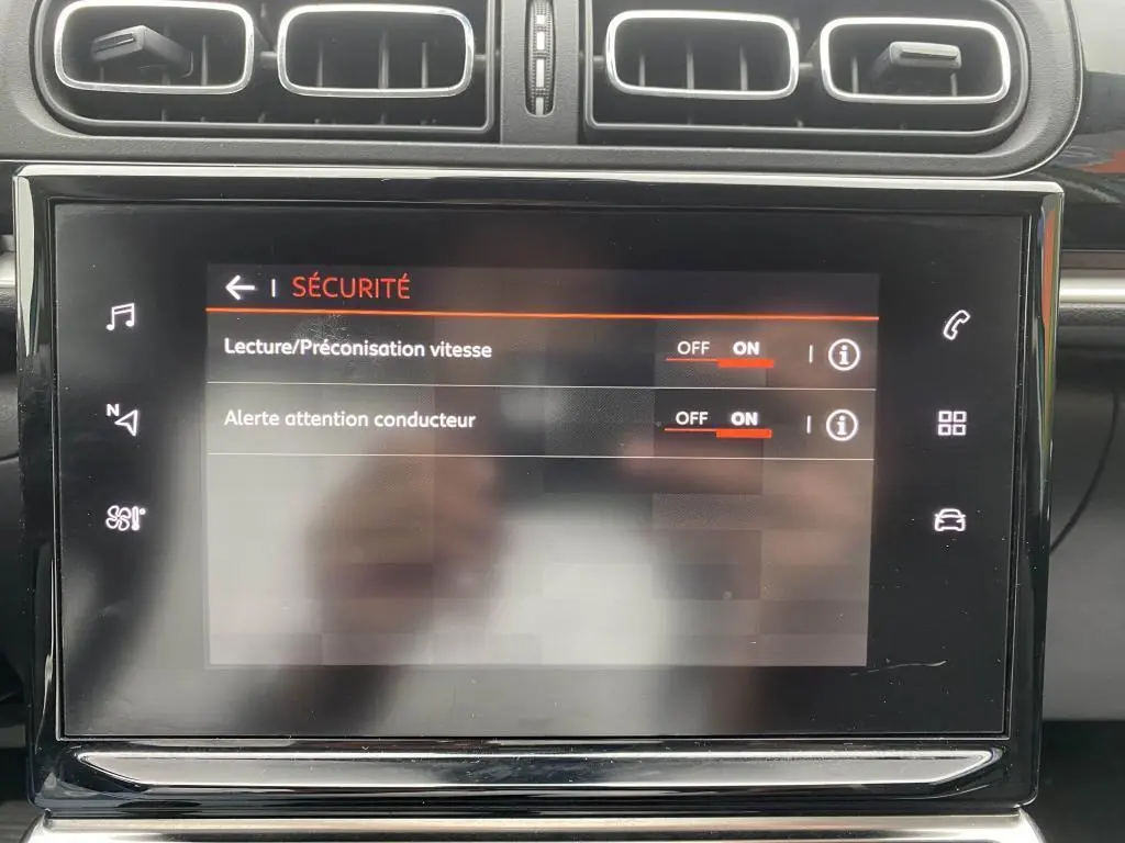 Écran tactile central affichant les réglages sécurité dans l'habitacle d'une Citroën C3 2023 Spring Azul toit noir.