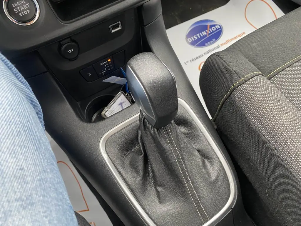 Gros plan sur le levier de vitesses automatique en cuir noir de la Citroën C3 2023, avec bouton start/stop visible.