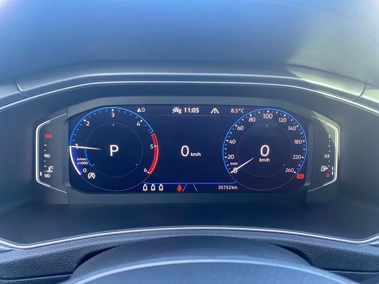 Tableau de bord numérique du Volkswagen T-Roc 2021 affichant vitesse à zéro et indicateurs de température et carburant.