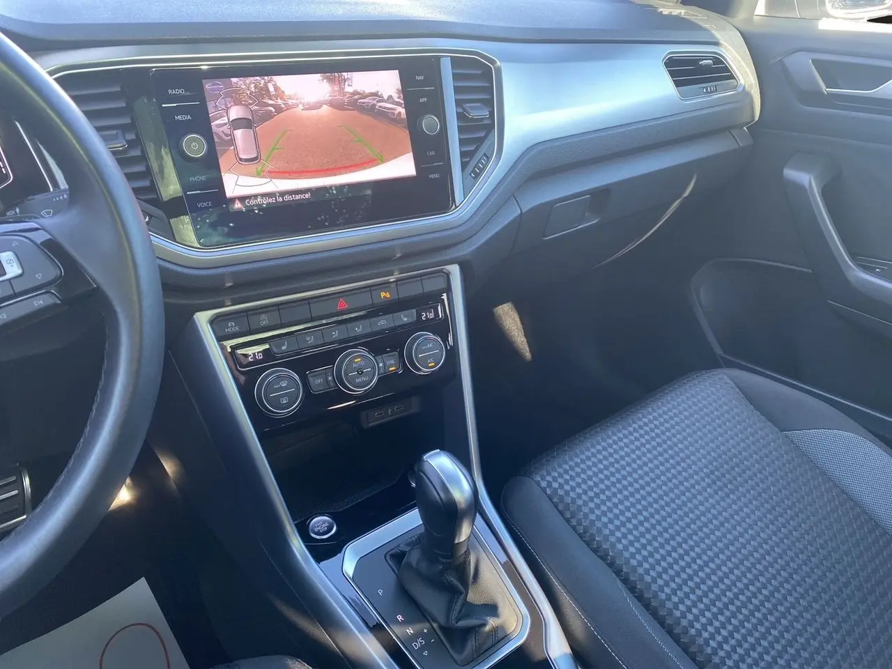 Intérieur du Volkswagen T-Roc 2021 côté passager, avec écran tactile affichant la caméra de recul et console centrale moderne.
