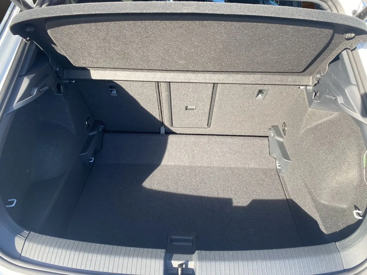 Coffre ouvert vu de dessus du Volkswagen T-Roc Silver White, montrant un espace de chargement propre et spacieux.