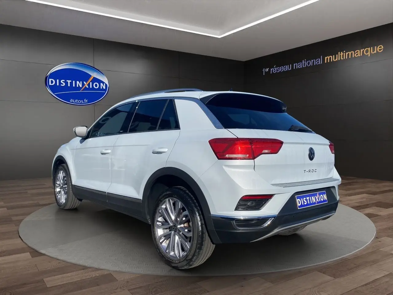 Vue 3/4 arrière droite du Volkswagen T-Roc blanc Silver avec jantes alu 18 pouces et toit ouvrant panoramique.