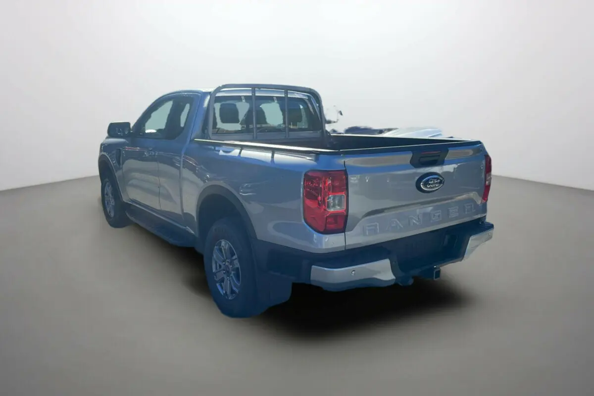 Ford Ranger gris iconic en vue 3/4 arrière droit, avec benne ouverte et arceau de sécurité visible.