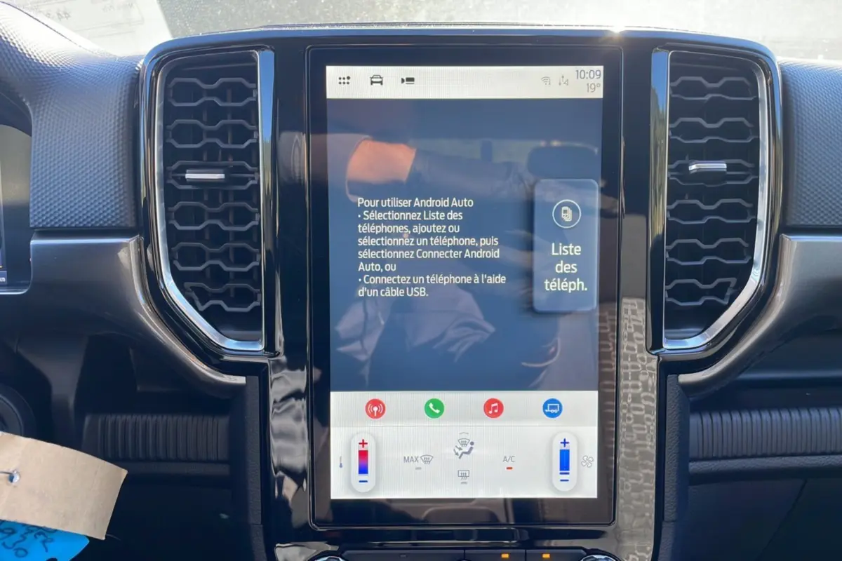 Vue rapprochée de l'écran tactile central du Ford Ranger 2025 gris iconic, affichant les options Android Auto et climatisation.