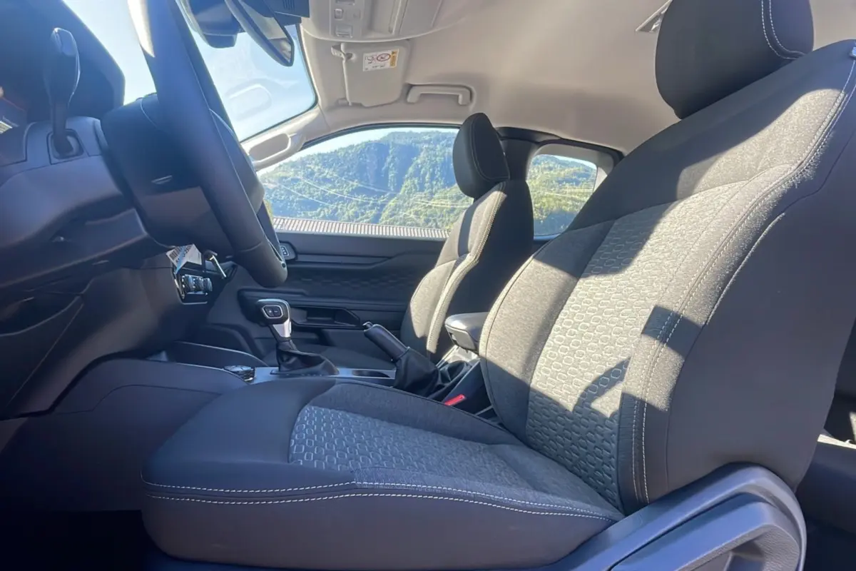 Intérieur du Ford Ranger 2025 en version XLT Supercab, vue côté conducteur montrant les sièges gris et la console centrale.