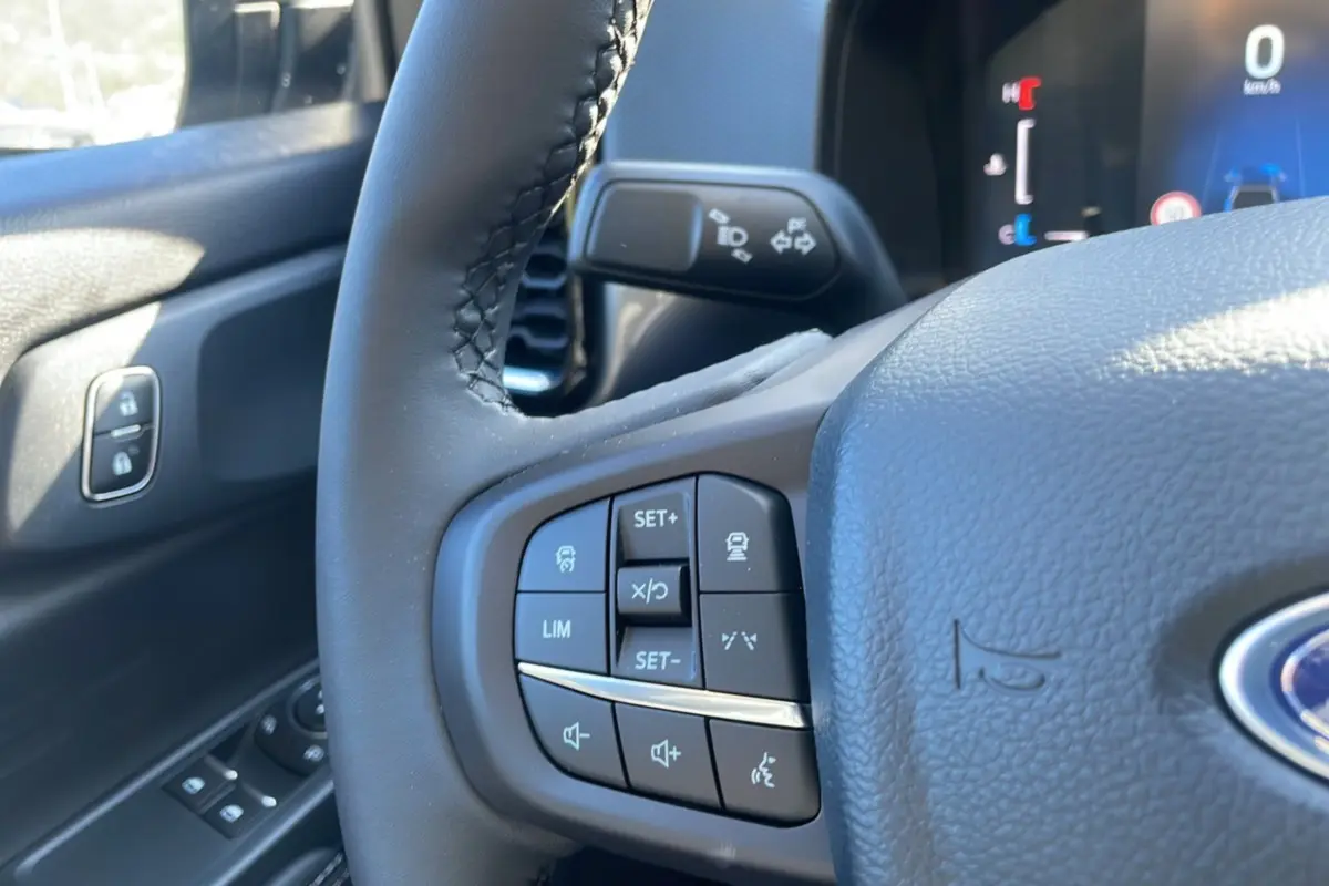 Vue rapprochée du volant du Ford Ranger 2025 gris iconic, montrant les commandes au volant côté gauche.