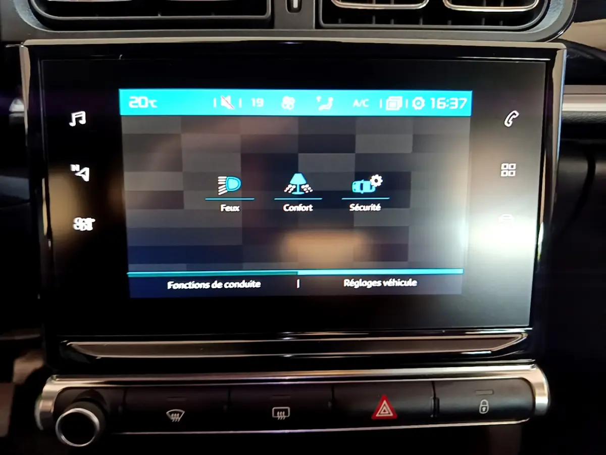 Écran tactile central de la Citroën C3 blanc 2019 affichant les réglages de conduite et sécurité.