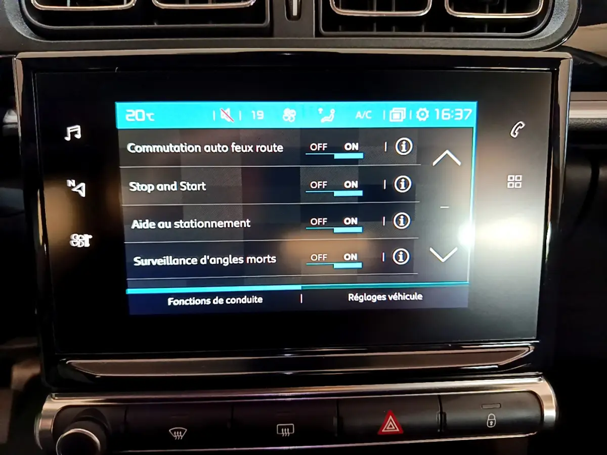 Écran tactile central du tableau de bord de la Citroën C3 blanc, affichant les réglages d'assistance à la conduite.