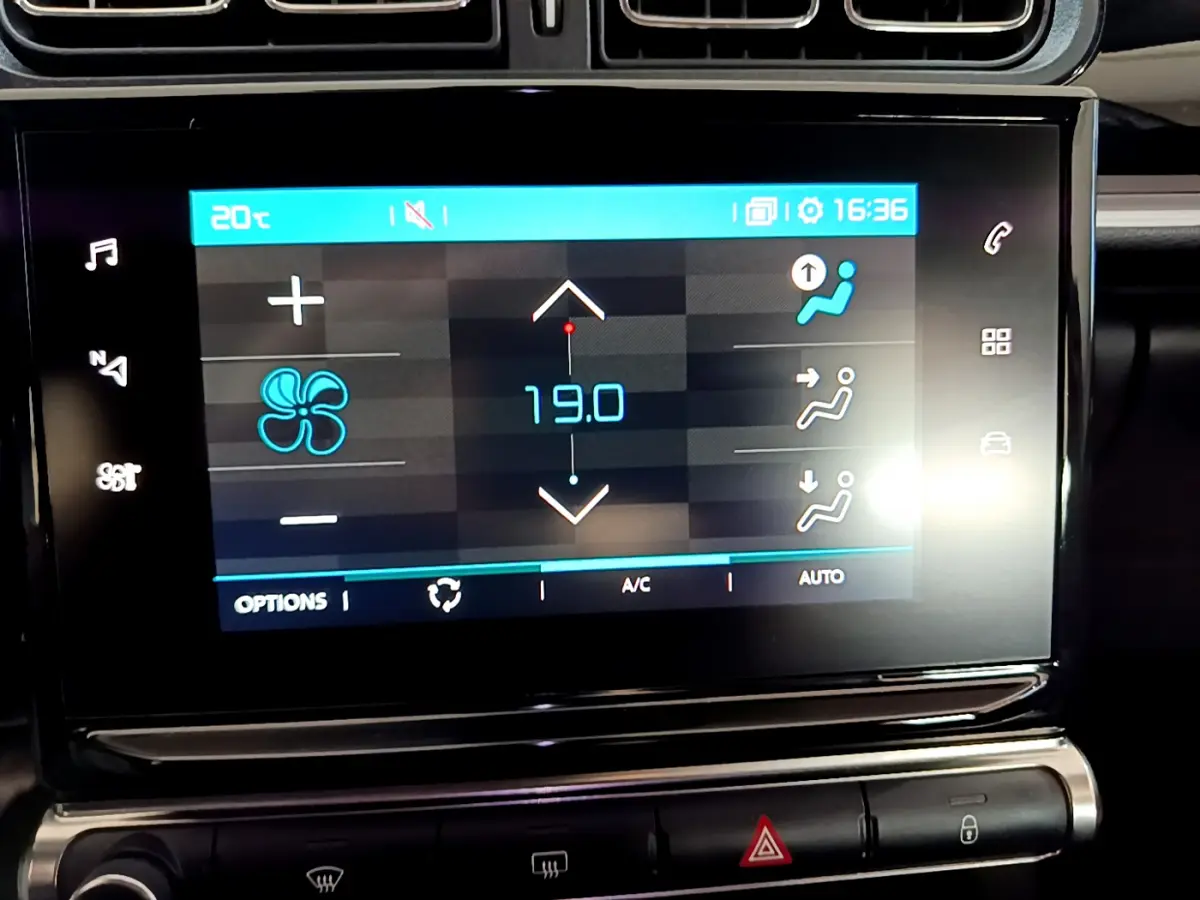 Écran tactile central du tableau de bord de la Citroën C3 blanche, affichant la climatisation à 19°C.