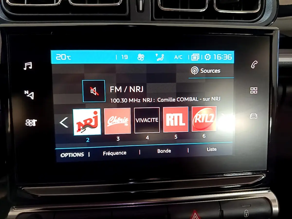 Écran tactile central de la Citroën C3 blanche de 2019 affichant les stations radio FM avec interface moderne.