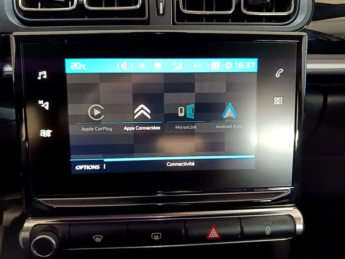 Écran tactile central de la Citroën C3 blanche 2019 affichant Apple CarPlay, MirrorLink et Android Auto.