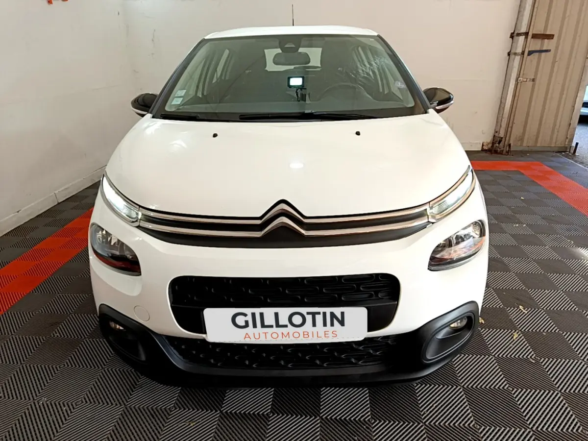 Vue frontale d'une Citroën C3 blanche de 2019 avec phares LED et calandre noire distinctive.