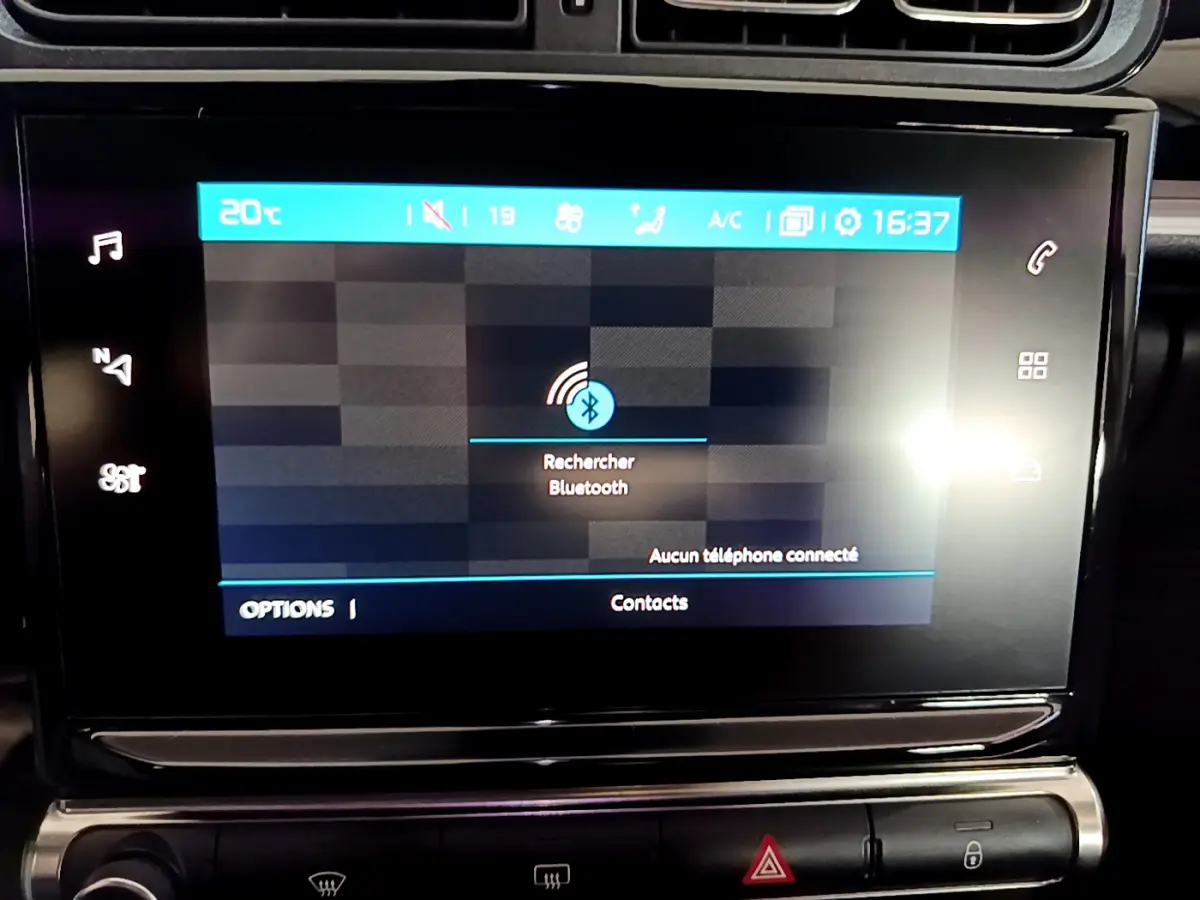 Écran tactile central affichant la recherche Bluetooth dans l'habitacle d'une Citroën C3 blanche de 2019.