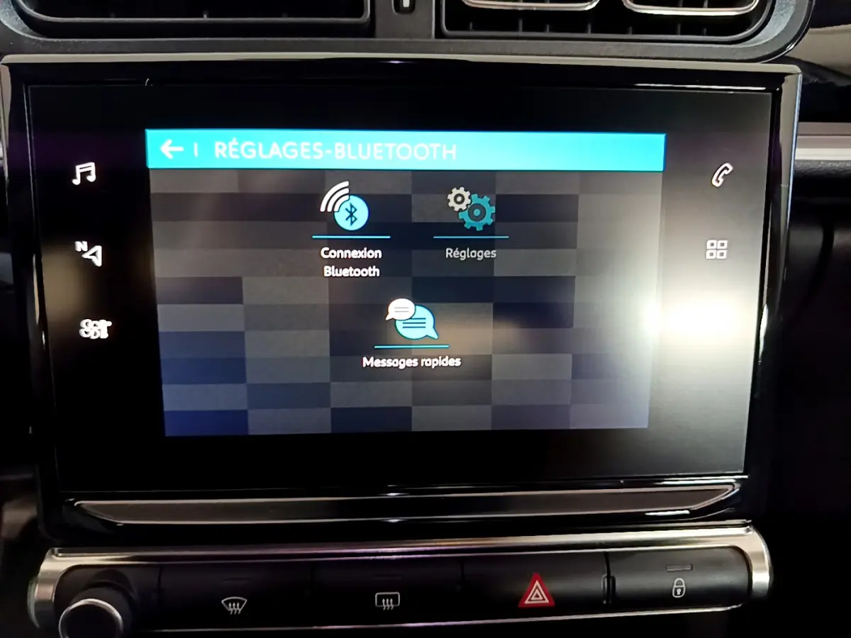 Écran tactile central affichant les réglages Bluetooth dans l'habitacle noir de la Citroën C3 blanche de 2019.