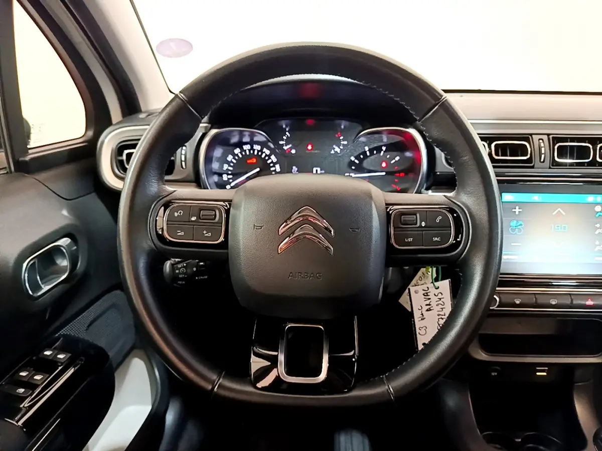 Vue intérieure centrée sur le volant cuir de la Citroën C3 2019 avec tableau de bord et écran tactile visible.
