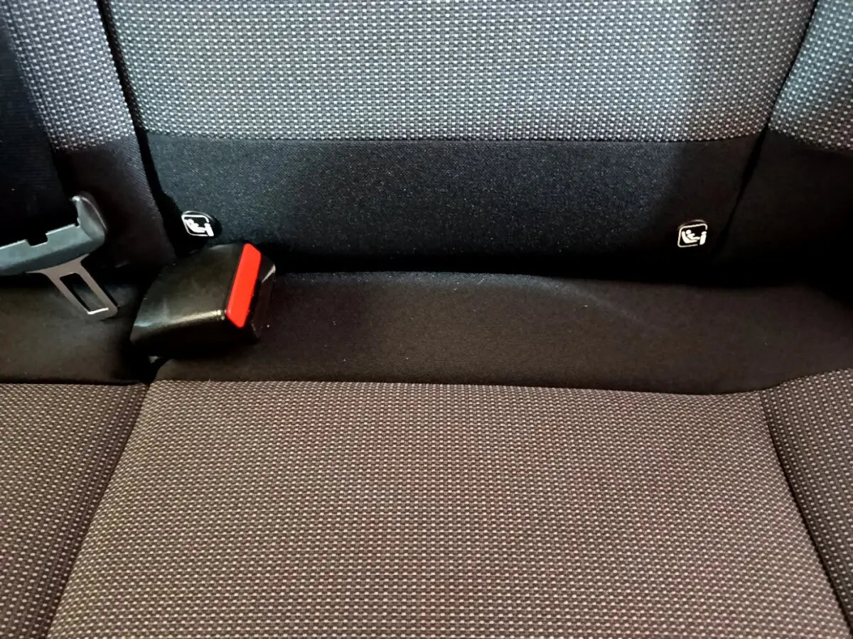 Gros plan sur la banquette arrière noire de la Citroën C3 avec ceintures de sécurité et fixations Isofix visibles.