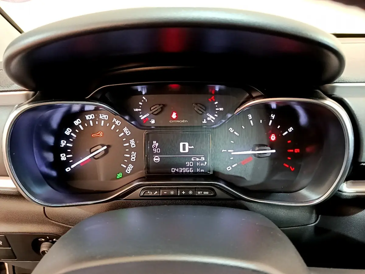 Tableau de bord et compteur digital de la Citroën C3 blanche 2019, affichant 43966 km et alertes actives.